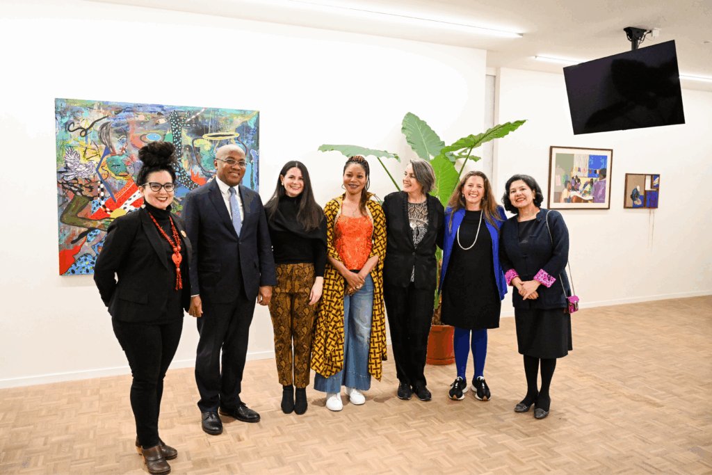 photographies avec des personnes debout lors d'un cocktail de vernissage à la galerie d'art contemporain spécialisée en artistes femmes africaines