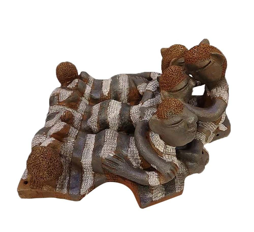 Untitled 2023, (trois figurines couchées)